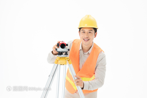 精确的艺术 维修工人与测量仪的工程交响曲